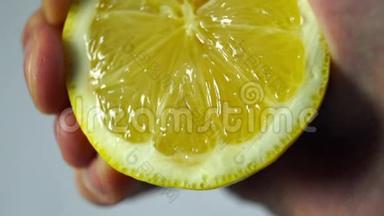 柠檬，一只手挤压果汁特写
