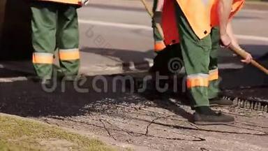 一名公路工人在城市街道修理