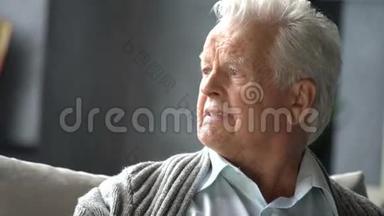悲伤的退休老人的肖像，孤独的祖父，沮丧的样子，非常沮丧