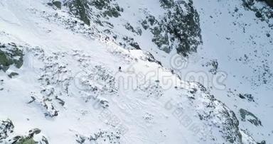 在冬天的雪山上，有登山滑雪者在登山。雪覆盖了山顶
