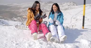 两个年轻的女滑雪者正在聊天