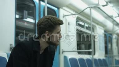 孤独的人坐在地铁车厢里