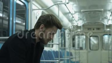 孤独的人坐在<strong>地铁车厢</strong>里