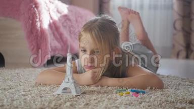 在<strong>儿童房</strong>梦想度假的小女孩。 孩子们梦想着去巴黎旅行。 假期和旅游理念..