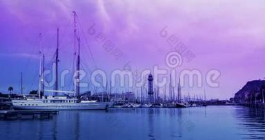 日<strong>出游</strong>艇码头。 游艇港口上空粉红色天空的云时光