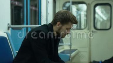 孤独的人坐在地铁车厢里