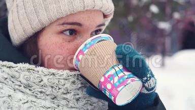 快乐的女人在城市里<strong>走来走</strong>去，在冬天喝咖啡，微笑着