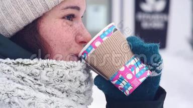 快乐的女人在城市里<strong>走来走</strong>去，在冬天喝咖啡，微笑着