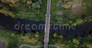 穿过河流的铁路。 河上方的铁路桥.. 从河上的一座铁路桥上鸟瞰