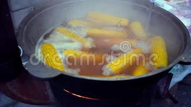 玉米在锅里煮。 街头美食。 在开水中煮甜玉米
