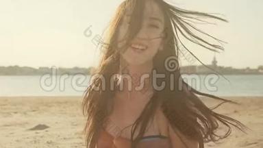 沙滩上的年轻女子卷起长发。 在度假旅行中，她感到快乐和享受宁静的自然