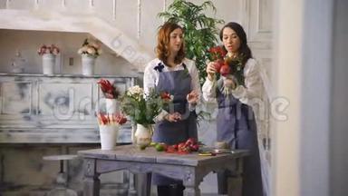 两位年轻英俊的厨师花匠在鲜花、水果店做水果和蔬菜花束
