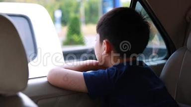 儿童乘车旅行，亚洲男孩看窗外停留，城市之旅