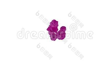 大量的紫色油漆滴在白色的表面上，它是污渍，留下大的斑点，造成大的飞溅和