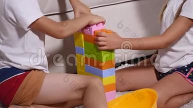 男孩和女孩玩彩色乐高积木