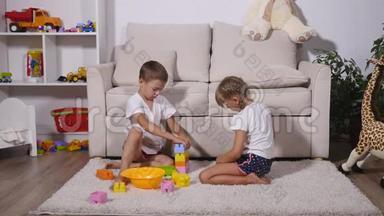 男孩和女孩玩彩色乐高积木