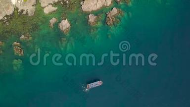 鸟瞰帆船在碧海和<strong>山崖</strong>景观.. 海上景观从上面的飞行无人机。 船舶