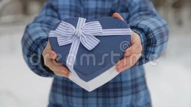 礼物盒的形式是一颗心在一个孩子手中