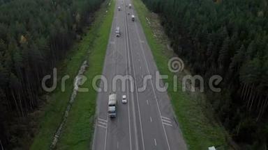 用卡车和汽车在现代4车道公路或城市外高速公路上的空中交通镜头