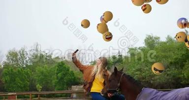 Emoji图标与妇女自拍与马在背景4k