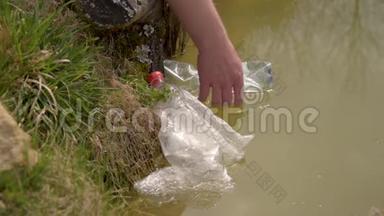 塑料在水中的污染。 垃圾收集。 手清理塑料垃圾.. 环保、塑料瓶等
