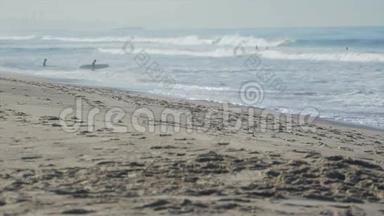 冲浪者在<strong>圣莫尼卡</strong>码头附近涉水出海。