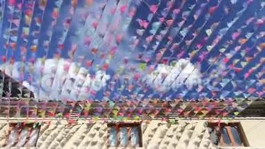 中国云南香格里拉古镇祈福旗装饰。
