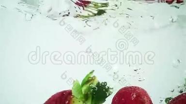 三种草莓在白色背景下溅入水中