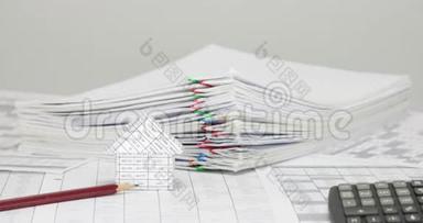 房子和铅笔与模糊堆过载纸时间间隔
