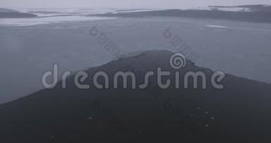 冰冻的冬湖开阔的泉水，空中摄影
