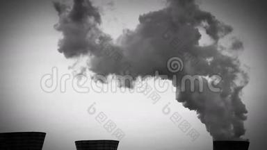 化学厂冷却器排放蒸汽的黑白影像