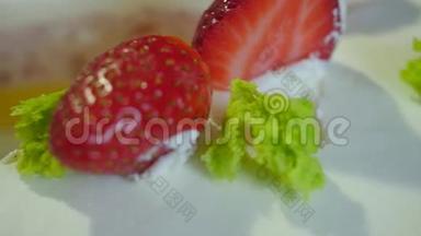 法式新鲜草莓蛋糕特写在桌上.. 草莓蛋糕。 带草莓的甜自制蛋糕