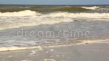 大海正在汹涌澎湃。 巨浪涌来海滩
