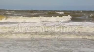 大海正在汹涌澎湃。 巨浪涌来海滩