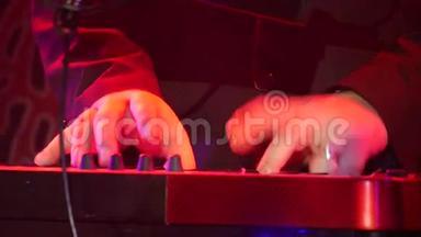 钢琴键盘现场摇滚乐队音乐家演奏电子钢琴特写镜头