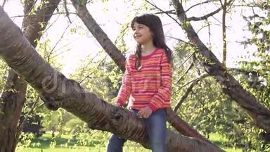 孩子正在爬树。 小女孩在户外玩耍。 孩子们的冒险。 快乐无忧无虑的童年。