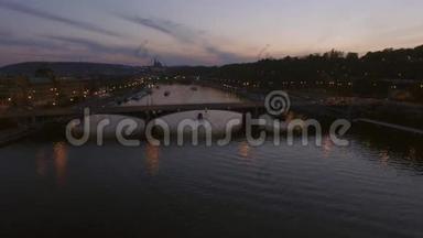 飞越布拉格马内斯大桥，在黄昏中观赏