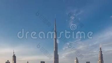 迪拜市中心的天际线一天到一夜之间，从迪拜的顶部可以看到<strong>哈利</strong>法塔和其他塔的全景