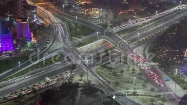 黄昏时分，科威特城市中心的天际线和十字路口夜间的交通被照亮。 中东科威特市