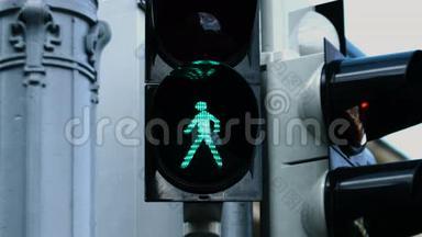 当绿灯在<strong>变成</strong>红色之前开始闪烁时，白天交通灯的特写图片
