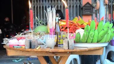 泰国人准备并将祭品放在木桌上，向上帝祈祷