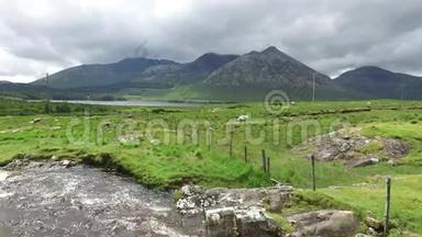 爱尔兰康奈马拉的河流和丘陵景观