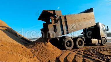 自卸汽车在施工现场卸土.. 大型三轴翻<strong>斗车</strong>在采石场或露天采场倒出沙子