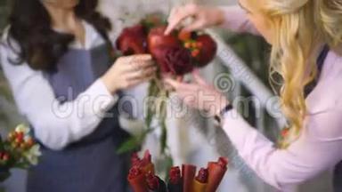 三位年轻英俊的厨师花匠在鲜花<strong>水果店</strong>做水果和蔬菜花束