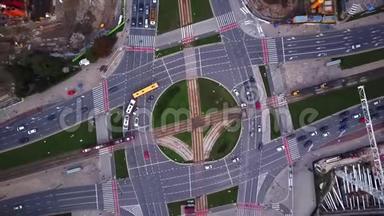 空中城市景观，飞越一个城市，一个暗示垂直的空中视频上方的交通环形交叉路口与许多交通