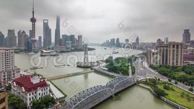 <strong>上海</strong>雨天空中河湾交通河全景4k失时中国