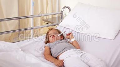 躺在<strong>病床</strong>上的小女孩拿着体温计