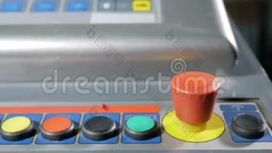 特写手动按下桌面控制面板上的红色按钮，数控机床为金属加工.. 一组按钮