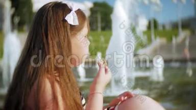 孩子，小女孩在<strong>炎热</strong>的<strong>夏天</strong>吃冰淇淋，孩子们在喷泉附近