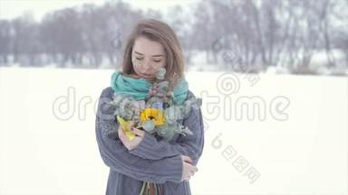 <strong>爱上</strong>一个穿灰色毛衣的女孩，在冰冻的湖面上放着一束花。